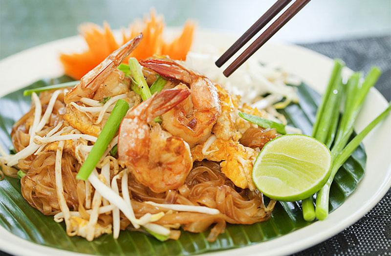 نودل سرخ شده به سبک تایلندی (Pad Thai) معرفی غذای تایلند: نودل سرخ شده به سبک تایلندی (Pad Thai)