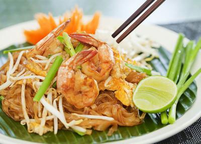 معرفی غذای تایلند: نودل سرخ شده به سبک تایلندی (Pad Thai)