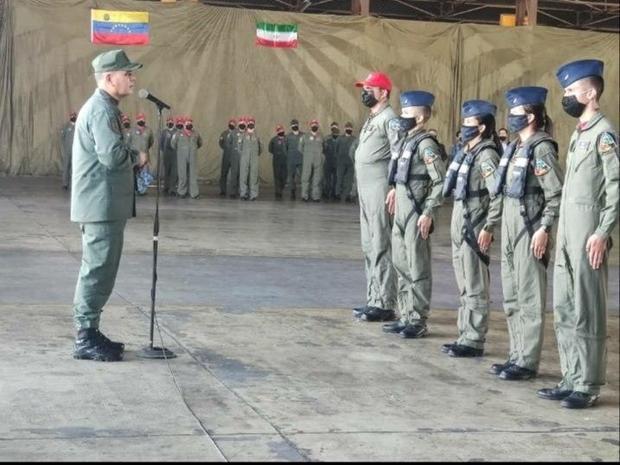نصب پرچم ایران در مراسم اهدا سردوشی خلبانان ونزوئلا نصب پرچم ایران در مراسم اهدا سردوشی خلبانان ونزوئلا