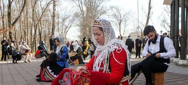 قاب خیابانهای رشت به ادبیات صنایع دستی رنگین شده است